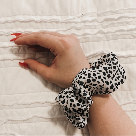 Black & White Spotted Scrunchie - Picture 2 of 2